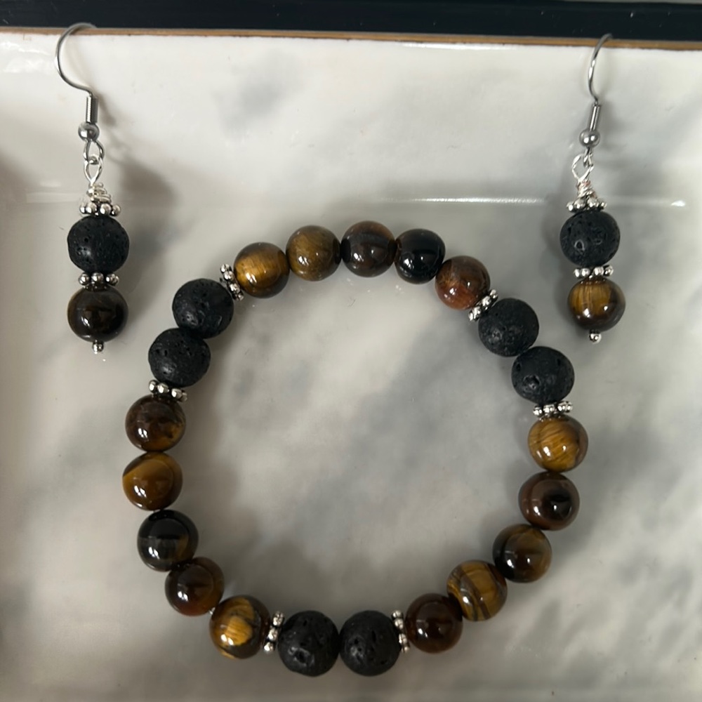 New Handmade Tigers eye and Lava bead bracelet, with earrings. Size 7 bracelet